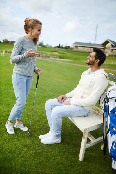 Young Casual Man Woman Having Talk Break Golf Trainings Green — Stock Photo, Image