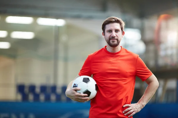 Joven Jugador Fútbol Uniforme Rojo Sosteniendo Pelota Fútbol Con Otra —  Fotos de Stock