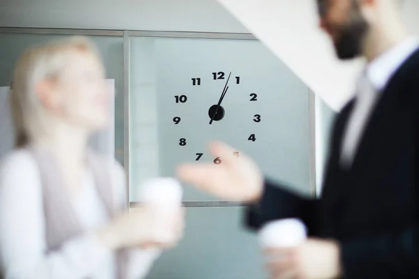 Face White Clock Black Numbers Hanging Wall Boardroom Two Workers — Stock Photo, Image