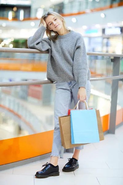 Söt Flicka Stickad Grå Oversize Tröja Och Blå Jeans Stående — Stockfoto