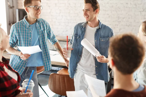 Gruppo Giovani Creativi Che Sorridono Felicemente Mentre Chiacchierano Prendendo Pausa — Foto Stock