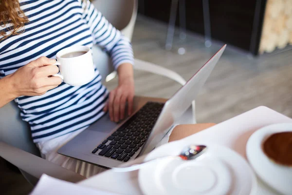 Zbliżenie Nierozpoznawalną Kobietę Pozbawiony Sweter Pomocą Laptopa Picia Kawy Nowoczesnej — Zdjęcie stockowe