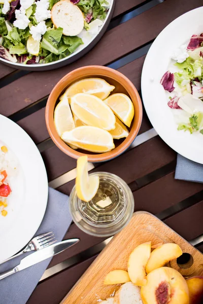가벼운 식사와 테이블의 상쾌한 레몬과 레모네이드 음료에 — 스톡 사진