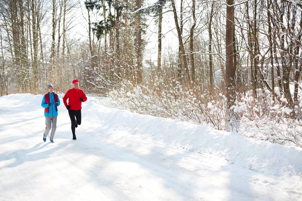Ouder Paar Sportkleding Sneeuw Weg Winter Bos Rennen Ochtend — Stockfoto