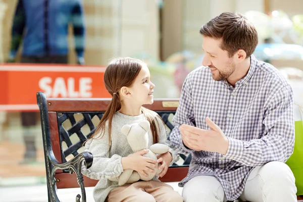 Joven Padre Hablando Con Hija Pequeña Mientras Ambos Están Sentados — Foto de Stock