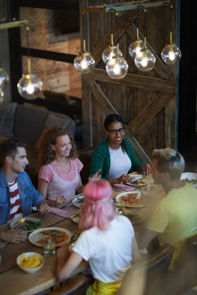 Jeunes Assis Table Dans Café Moderne Avec Intérieur Bois Lampes — Photo
