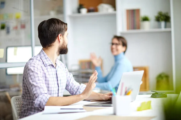 Två Kontorschefer Sitter Vid Skrivbord Och Viftar Med Händerna Till — Stockfoto