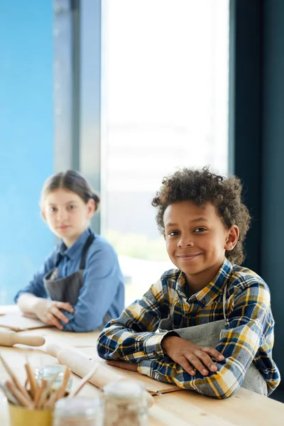 Niedlicher Schüler Mit Gemischter Rasse Und Sein Klassenkamerad Sitzen Schreibtisch — Stockfoto