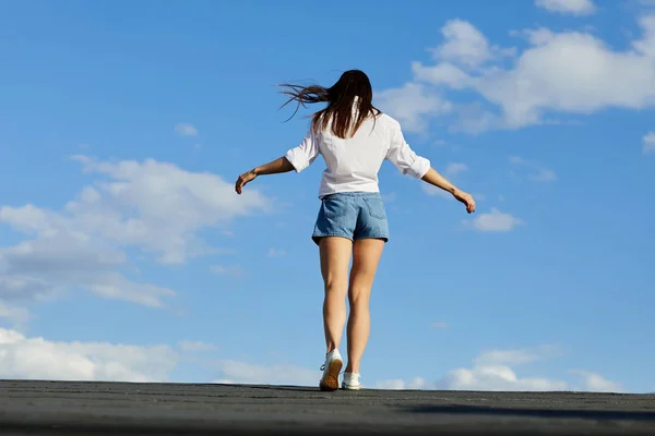 Uzun Koyu Saçlı Tavanın Kenarına Doğru Hareket Eden Sullen Kız — Stok fotoğraf