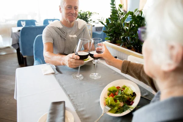 Sobre Hombro Vista Pareja Ancianos Modernos Tintineando Copas Vino Través — Foto de Stock