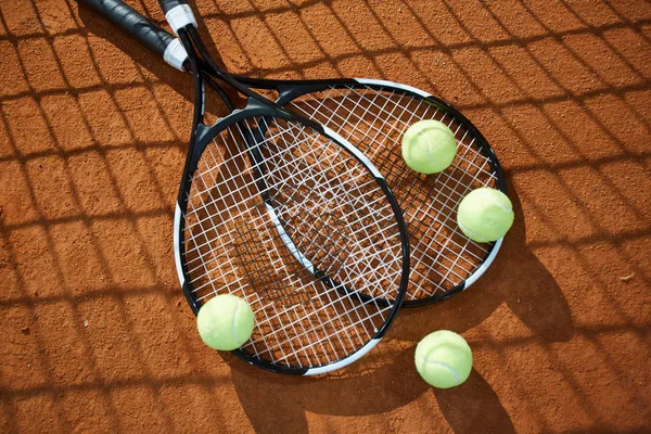 背景として使用することができます裁判所の つの新しいテニス ラケットとボールのいくつかのビュー — ストック写真
