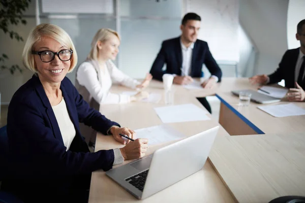 Erfolgreiche Reife Geschäftsfrau Tisch Vor Laptop Und Kamera Mit Ihren — Stockfoto