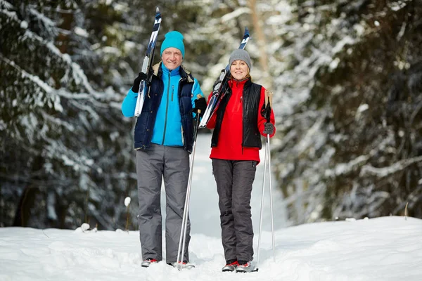 Actieve Leeftijd Echtgenoten Sportkleding Gonna Hebben Skiën Praktijk Winter Forest — Stockfoto