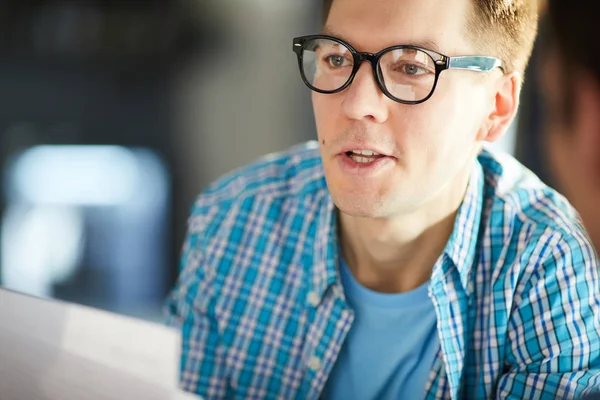 Retrato Joven Profesional Negocios Con Gafas Camisa Casual Hablando Con — Foto de Stock