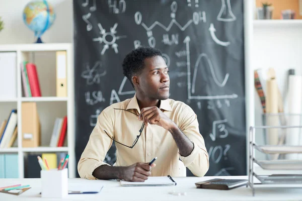 Joven Profesor Secundaria Sentado Escritorio Inspira Mientras Organiza Las Próximas — Foto de Stock