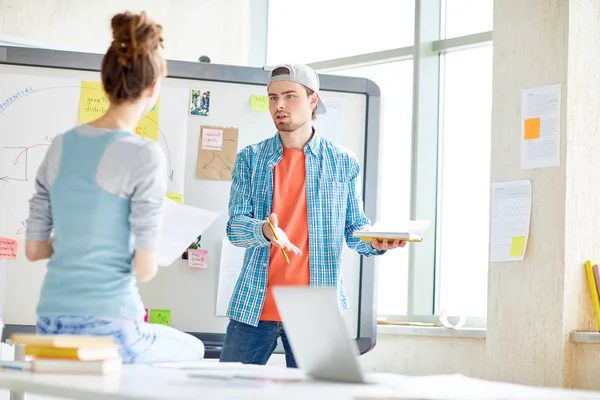 Serieuze Peinzende Knappe Kerel Cap Casual Shirt Gebaren Terwijl Ruzie — Stockfoto