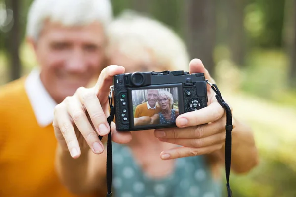 그녀의 남편과 자신의 만들기 디지털 카메라 — 스톡 사진