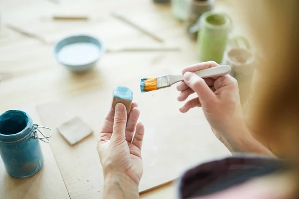 Frau Mit Pinsel Bemalt Handgemachte Tonwürfel Blauer Farbe Über Arbeitsplatz — Stockfoto