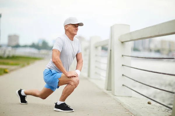 Aktiver Senior Übt Morgens Auf Brücke Ufer — Stockfoto