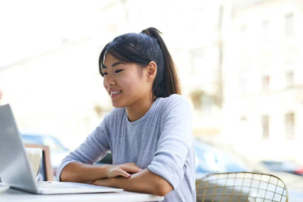 Happy Student Casualwear Sitter Vid Bordet Framför Laptop Display Och — Stockfoto