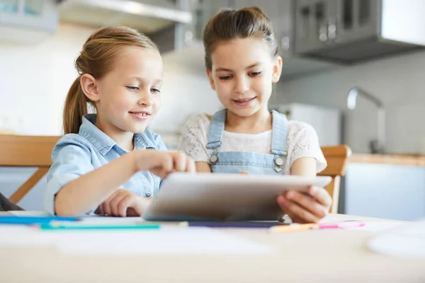 Dos Monas Hermanitas Con Tableta Viendo Videos Divertidos Mientras Quedan — Foto de Stock