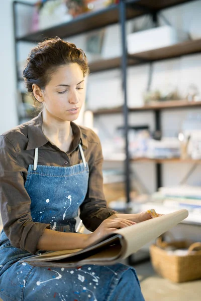 Young Female Workwear Making Sketch Drawing Notepad Her Studio — Stock Photo, Image