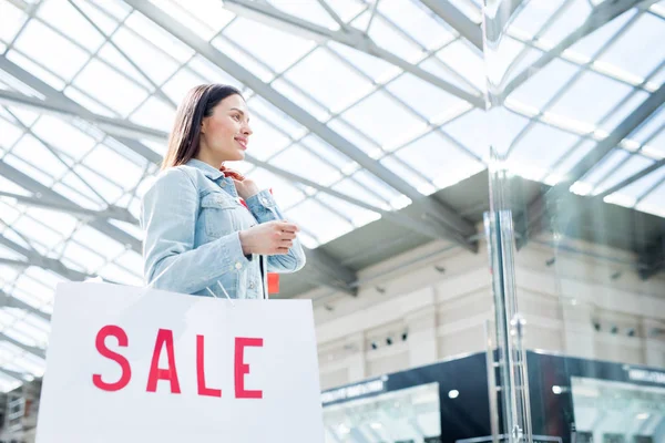 Junge Frau Jeansjacke Blickt Auf Schaufenster Eines Einkaufszentrums — Stockfoto