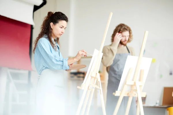 Jonge Vrouw Die Zich Concentreert Schilderkunst Atelier Werkkamer — Stockfoto