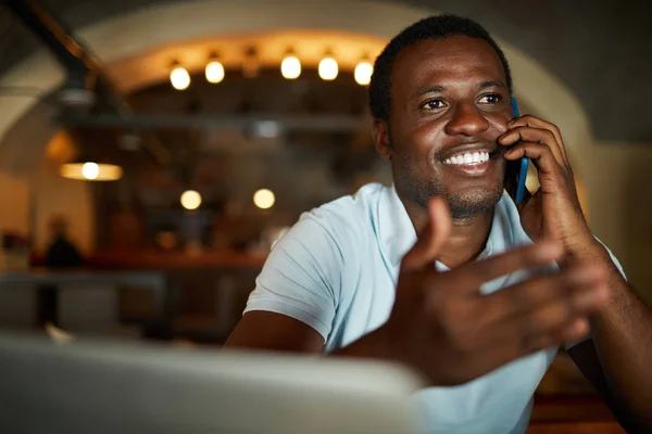 Joven Hablando Con Posible Empleador Teléfono Inteligente Haciendo Una Cita —  Fotos de Stock