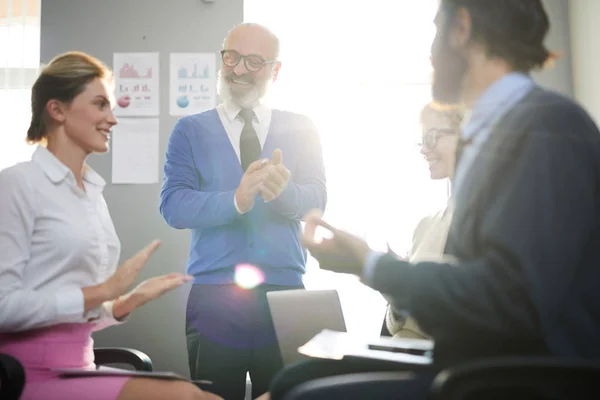 Feliz Empleador Senior Sus Jóvenes Subordinados Aplaudiendo Éxito Después Conferencia — Foto de Stock