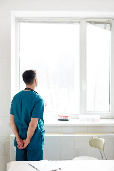 Vista Trasera Del Joven Veterinario Clínico Uniforme Pie Junto Ventana — Foto de Stock