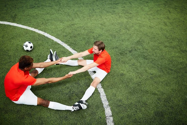 Zwei Junge Fußballer Uniform Sitzen Auf Dem Grünen Feld Und — Stockfoto