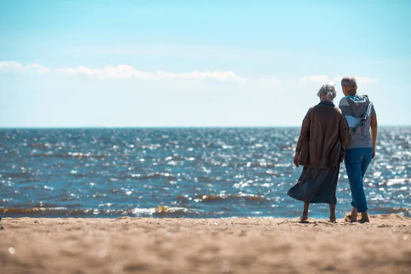 Baksidan Äldre Par Stående Sandstranden Och Titta Havet Solig Dag — Stockfoto