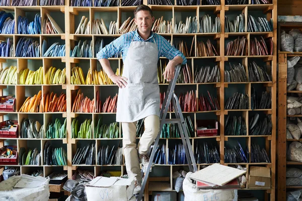 Volledige Lengte Portret Van Moderne Ambachtelijke Dragen Schort Staande Stap — Stockfoto