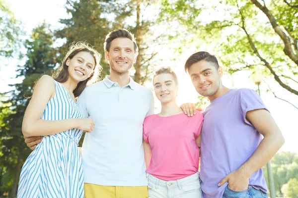 Four Affectionate Friends Casualwear Standing Park Sunny Day — Stock Photo, Image