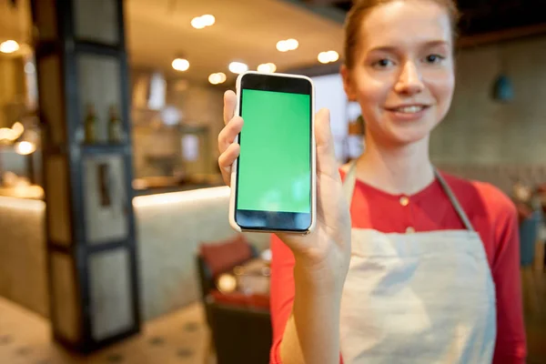 Smartphone Ręku Całkiem Młoda Kelnerka Bonusowym Promo Ekranie — Zdjęcie stockowe