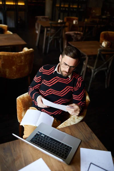 Ung Affärsman Läser Papper Medan Sitter Bekväm Fåtölj Café Med — Stockfoto