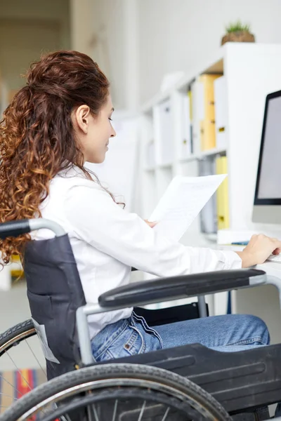 Drukke Jonge Manager Rolstoel Lees Papier Tijdens Het Zitten Voorkant — Stockfoto