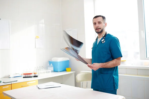 Radiologista Veterinário Jovem Com Imagens Raios Olhando Para Câmera Por — Fotografia de Stock