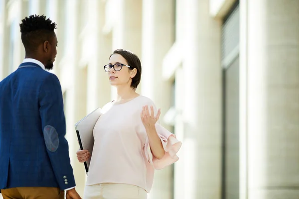 Jonge Zakenvrouw Haar Collega Staan Klaar Bij Modern Bouwen Bespreken — Stockfoto