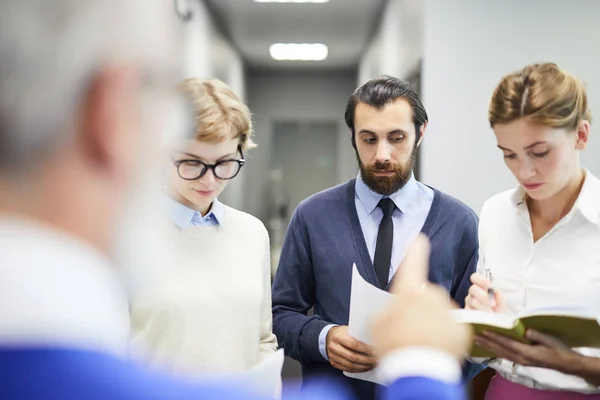 Junge Redner Formalbekleidung Bereiten Sich Auf Konferenz Vor Der Veranstaltung — Stockfoto