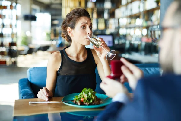 Lunchc によってシャンパンを飲んで 彼女の彼氏によって示されている婚約指輪を見ている若い女性 — ストック写真