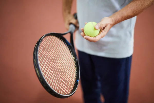 Hellgrüner Tennisball Der Hand Eines Betagten Tennisspielers Und Schläger Der — Stockfoto