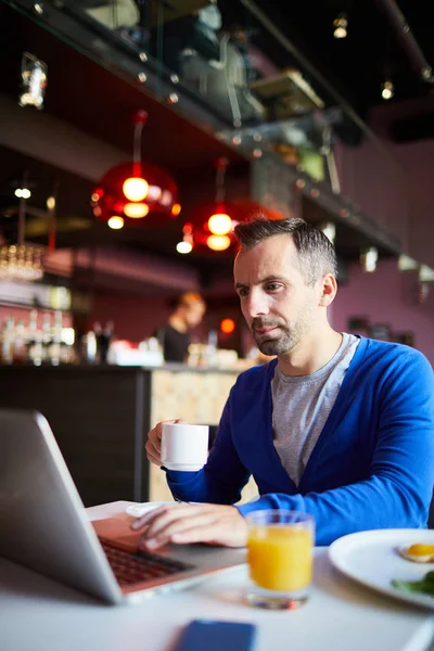 Moderno Uomo Affari Che Beve Caffè Seduto Tavolo Davanti Computer — Foto Stock