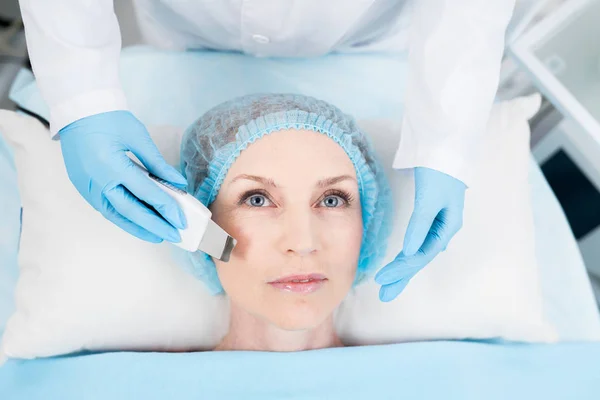 Mujer Contemporánea Que Tiene Procedimiento Cuidado Facial Con Dispositivo Eléctrico — Foto de Stock