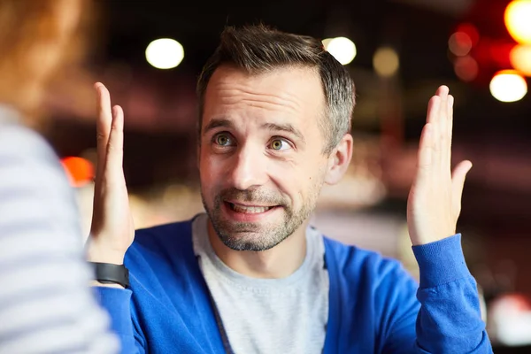 Geschäftsmann Mit Erhobenen Händen Versucht Einem Kollegen Bei Einem Meeting — Stockfoto