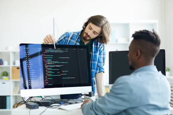 Självsäker Professionell Multietnisk Kodare Diskuterar Programmeringsspråk Hipster Ung Man Peka — Stockfoto