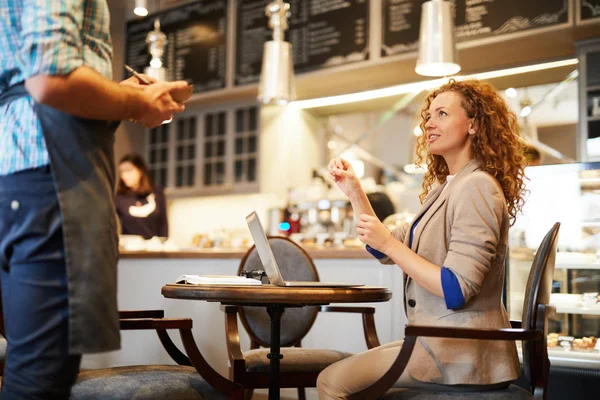 Fiatal Elmagyarázza Pincérnek Hogy Milyen Desszertet Szeretne Miközben Asztalnál Kávézóban — Stock Fotó