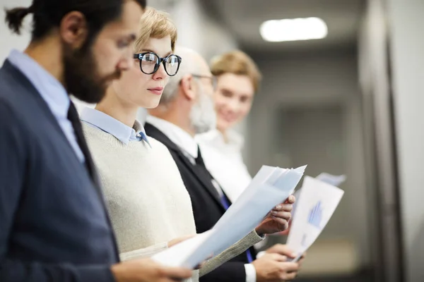 Uno Los Jóvenes Solicitantes Con Papeles Preparándose Para Próxima Entrevista — Foto de Stock