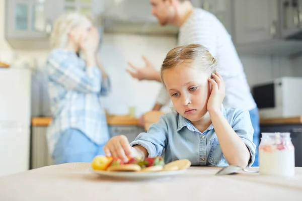 Bambino Triste Solitario Seduto Tavolo Della Cucina Con Piatto Pasticceria — Foto Stock